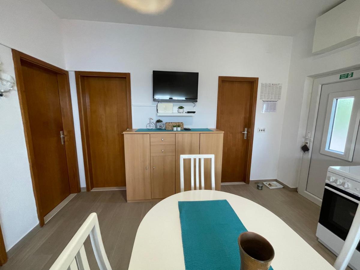 Apartman Emilija Vinišće Exterior foto
