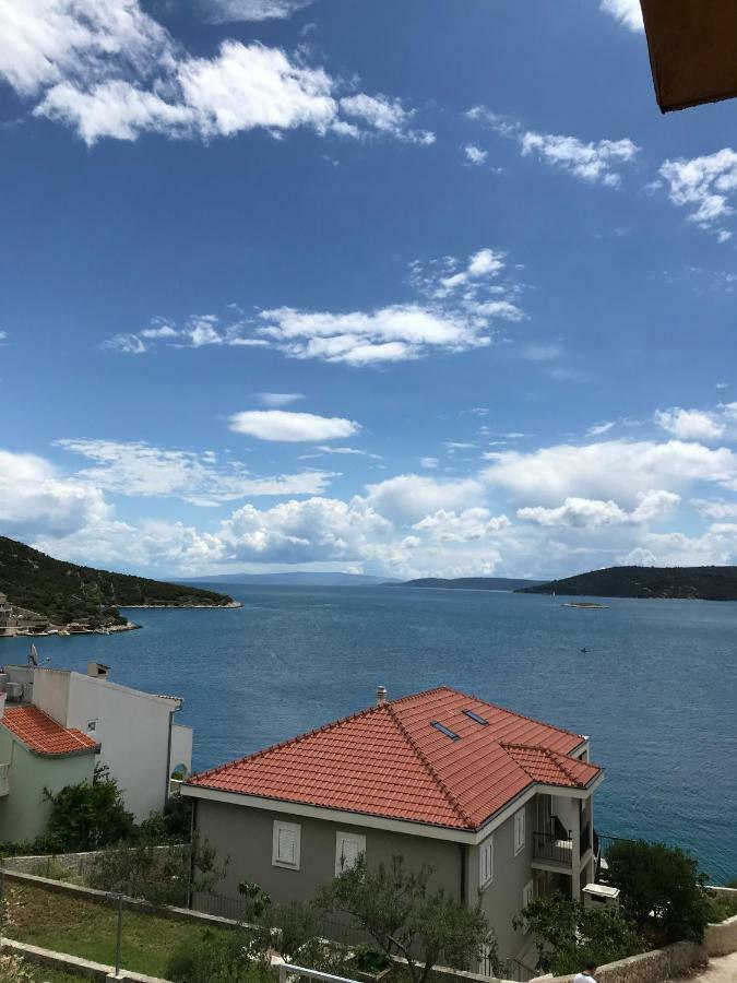 Apartman Emilija Vinišće Exterior foto